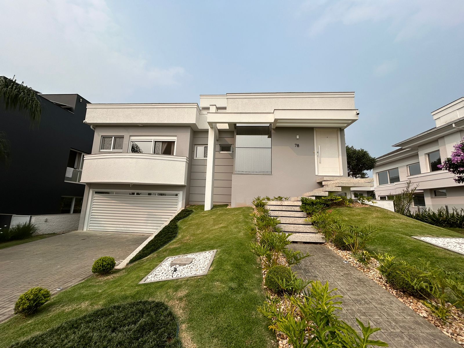 CASA PORTEIRA FECHADA - 4 DORMITÓRIOS SENDO 3 SUÍTES - PEDRA BRANCA - PALHOÇA