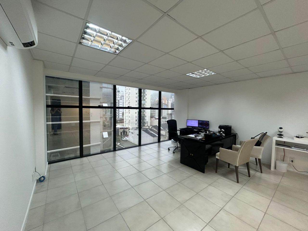 SALA COMERCIAL - EDIFICIO HANTEI OFFICE - CENTRO FLORIANÓPOLIS — foto 1