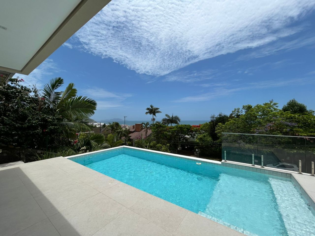 CASA DE ALTO PADRÃO COM VISTA MAR – PORTEIRA FECHADA – PRAIA BRAVA – FLORIANÓPOLIS — foto 1