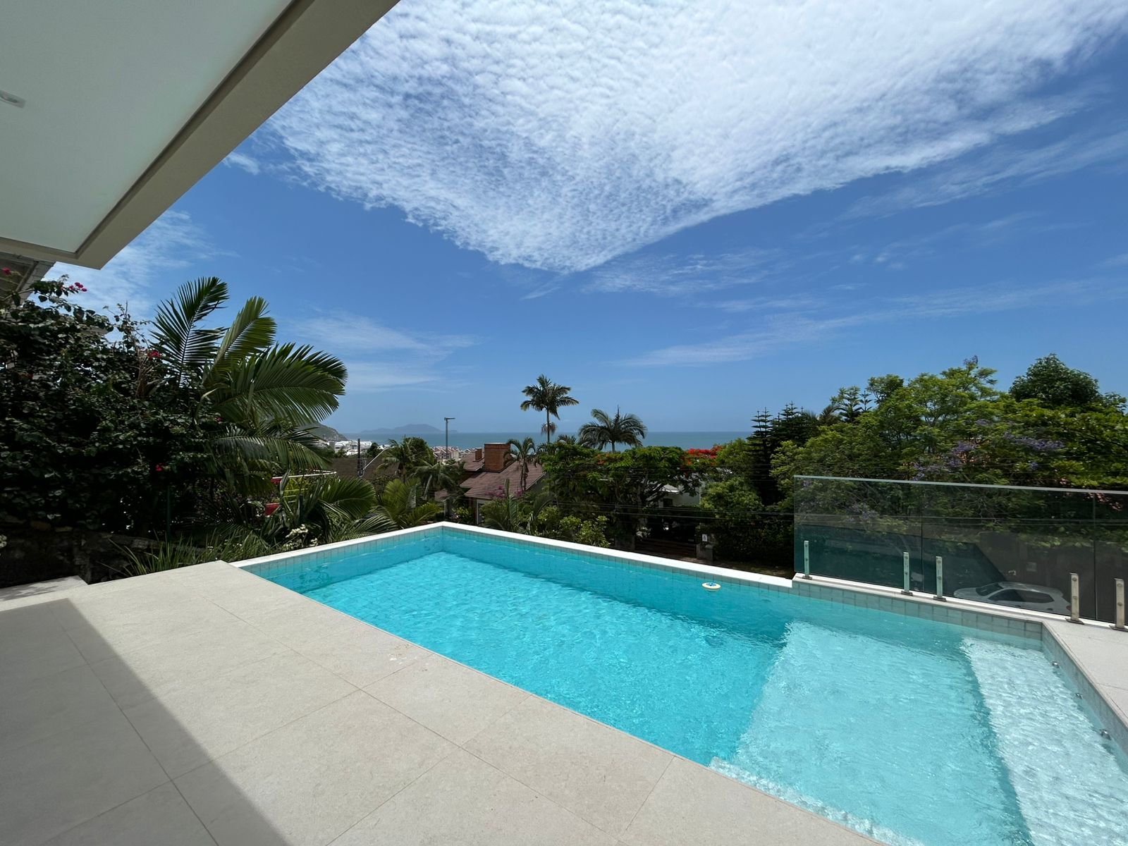CASA DE ALTO PADRÃO COM VISTA MAR – PORTEIRA FECHADA – PRAIA BRAVA – FLORIANÓPOLIS