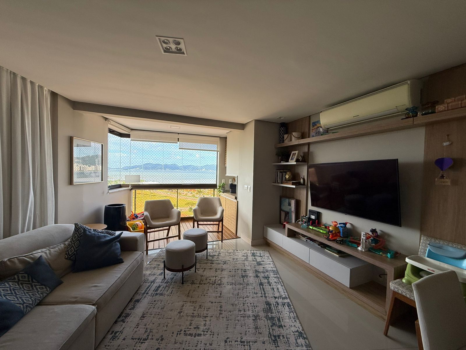 APARTAMENTO 3 DORMITÓRIOS SENDO UMA SUITE E DUAS DEMI-SUITES - BALNEÁRIO ESTREITO - FLORIANÓPOLIS